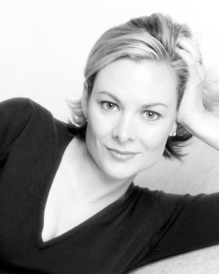 Sara Stewart image