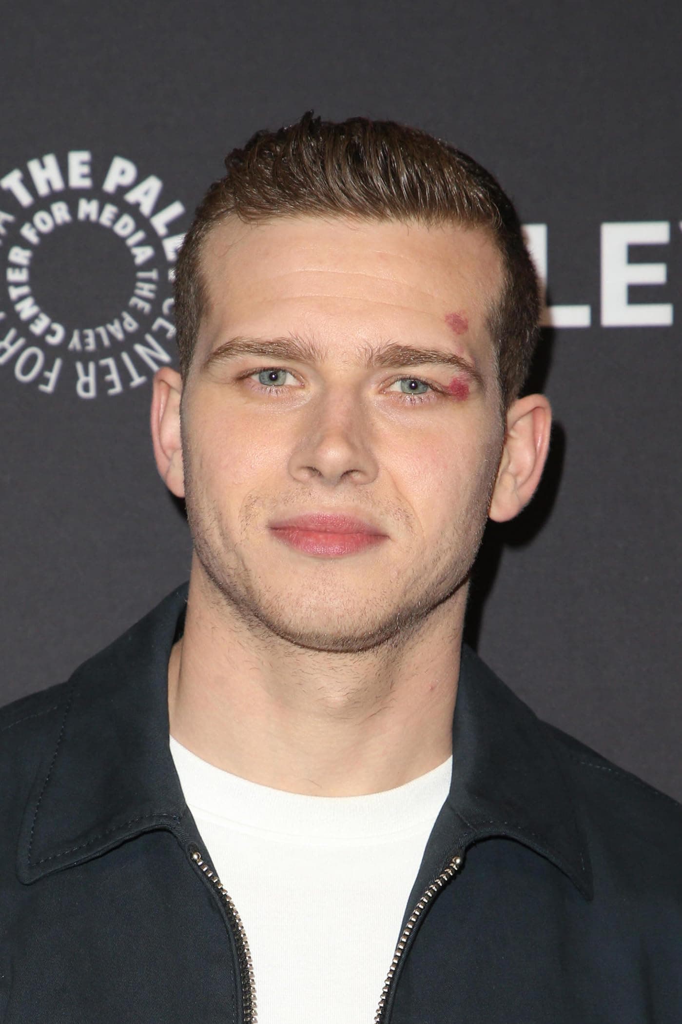 Oliver Stark image