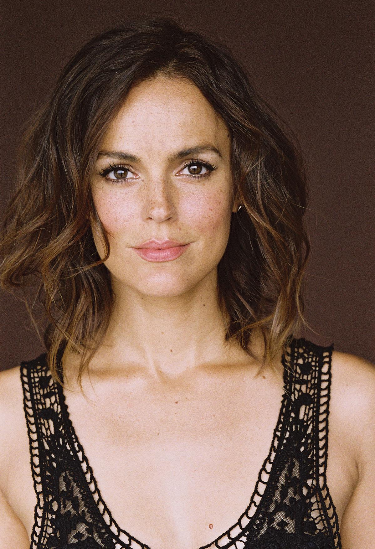 Erin Cahill image